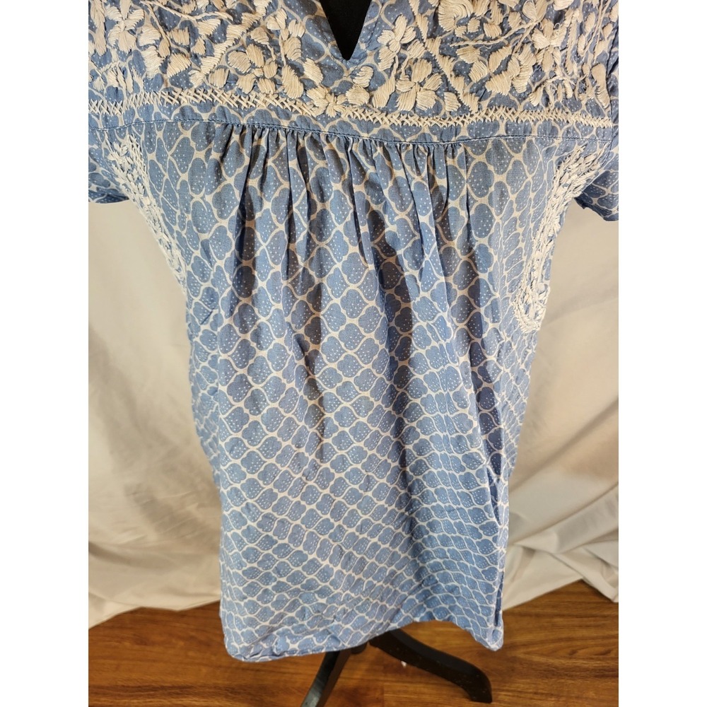 Liza Byrd Size M Blue & White Embroidered Boho Peasant Top - Picture 3 of 7